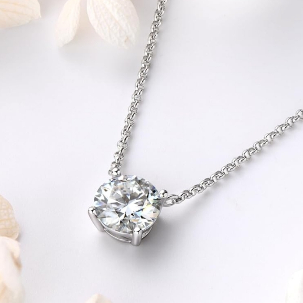 2 CT  Diamond Pendant Necklace.